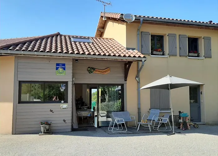 Le Grand Noyer Couette-café Ambronay